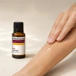 Kép 6/7 - Bio Jojoba olaj bőrre és szárazabb bőrterületek ápolására kézre és karra használva