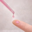 Kép 4/6 - Rózsaszín színű szérum csepp pipettából, könnyű és folyékony állag bemutatása