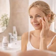 Kép 6/6 - Szemránckrém reggeli arcápolási rutin részeként, nyugodt fürdőszobai környezetben