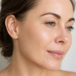 Kép 3/4 - PEPTIDE LIFT+ SPF 50 használat utáni selymes bőrfinish portré