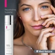 Kép 6/7 - MediNatural Superior YouthLock SPF30 hidratáló fényvédő arckrém használat közben